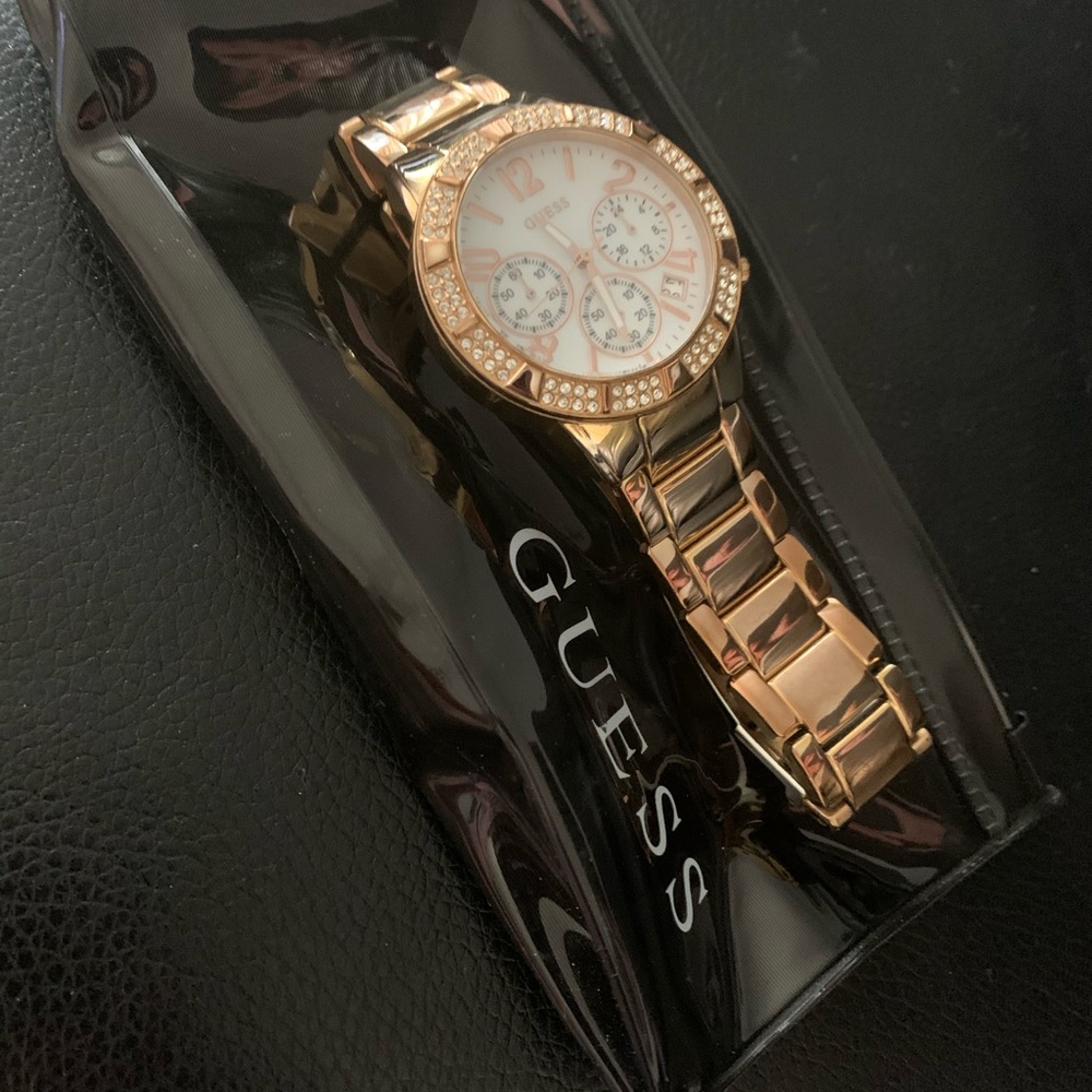 Guess - Picture 4 of 4